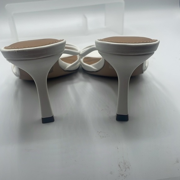 Wild Pair Lolaa White Strappy Slip on thong sandals, size 7 - Picture 5 of 7